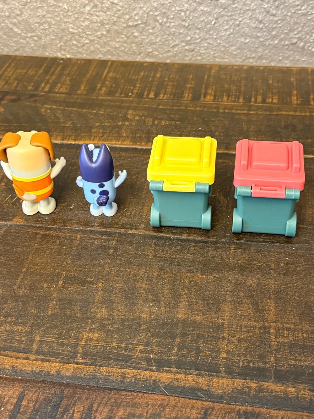 Bluey & The Bin Man Garbage Truck and accessories - Picture 4 of 15
